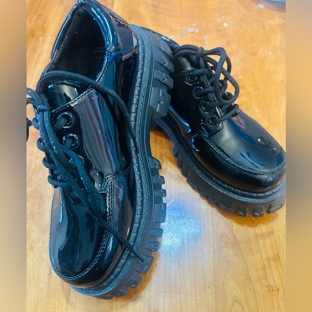 Patent Leather Laced Shoes Sz 5.5 - Picture 3 of 7